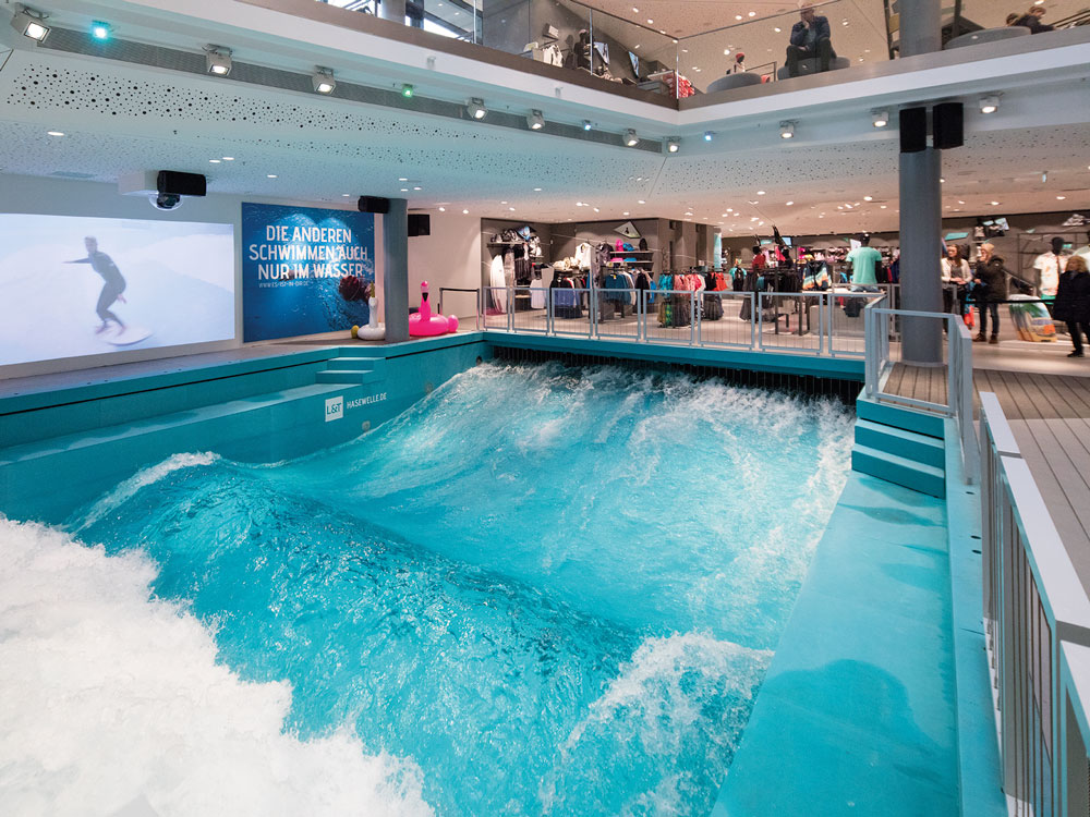 Indoor Surfen ist eines der Highlights im neu eröffneten L+T Sporthaus in Osnabrück, das beim Fußboden auf noraplan unita setzt